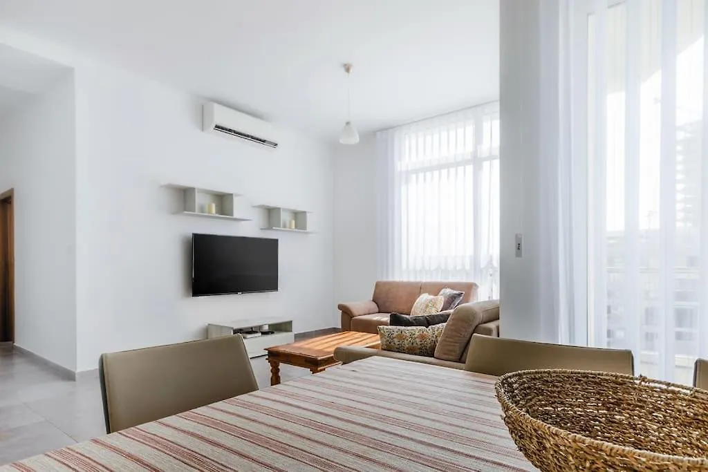 Bright Apartment Minutes From The Sea Gzira
