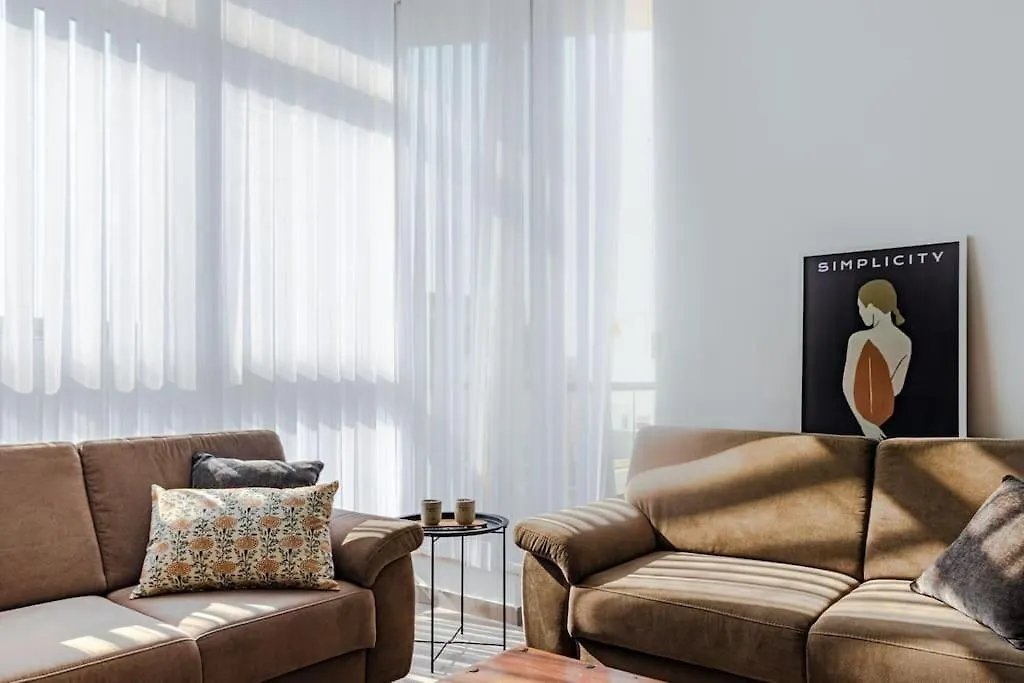 Bright Apartment Minutes From The Sea Gzira