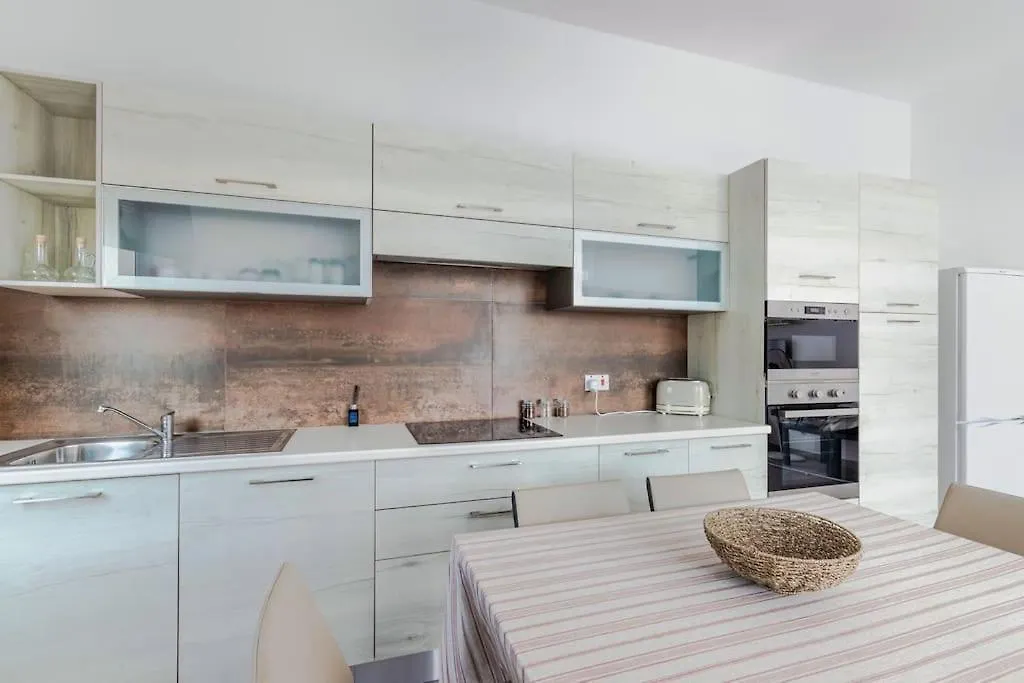 Bright Apartment Minutes From The Sea Gzira